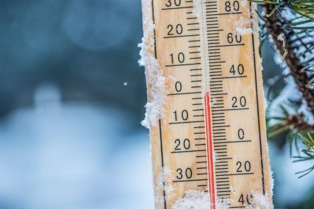 thermometer with snow 